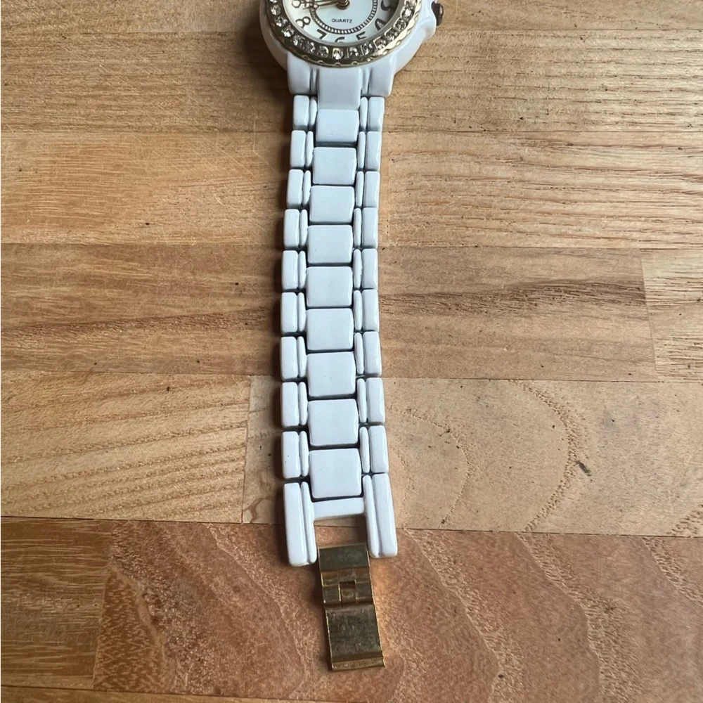 Unbranded Ladies white crystals fashion watch NEW BATTERY